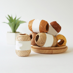 Venta caliente al por mayor stock 40 gramos por PCS diferentes colores disponibles hilo de tejer 100% rayón rafia grueso hilo de fantasía para ganchillo - Product Image 3