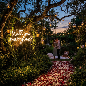 Letrero de Neón con la Frase '¿Te Casarías Conmigo?' - Luz Decorativa LED Blanca Cálida para Colgar, Ideal para Propuesta en un Bosque Encantado al Atardecer - Product Image 2