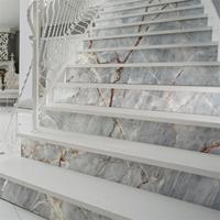 Escalier droit moderne et durable sur mesure, marches en marbre blanc, acier galvanisé, pour appartements