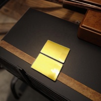 بطاقة تحكم في الوصول فاخرة ذهبية اللون بتقنية NFC هجينة من المعدن والبلاستيك مع واجهة اتصال RFID مقاومة للماء بتردد 13.56 ميجاهرتز