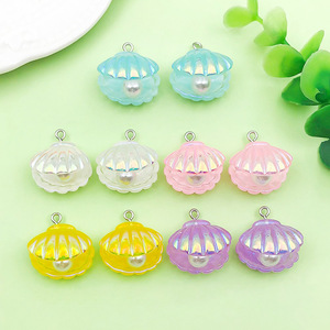 Colgantes de resina con forma de concha marina, dijes de perlas iridiscentes para hacer joyería DIY, accesorios unisex para uso diario - Product Image 1
