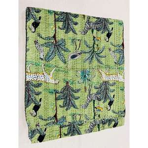 Colcha Kantha de algodón con estampado a mano y costuras culturales para un estilo decorativo en el dormitorio - Product Image 1