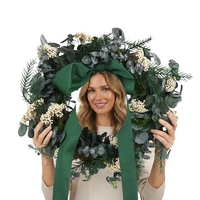 Karangan Bunga Natal Besar Buatan Tangan Beraroma Harum dengan Eucalyptus & Bunga Beras yang Diawetkan, Pita Hijau Realistis untuk Dekorasi Pintu Depan