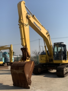 Escavatore Komatsu PC228US-3EO usato con coda corta, 22 tonnellate, motore SAA6D107E-1, 110kW, originale Giappone, poche ore di utilizzo, nessun perdita di carburante. - Product Image 2