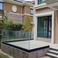 Système de balustrade moderne en aluminium pour extérieur avec profil en U, panneau en verre et main courante pour terrasse, escalier et balcon