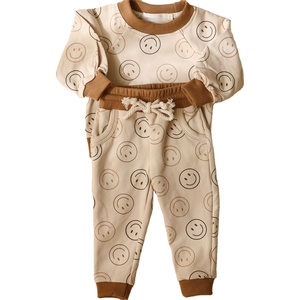 Set di <span class=keywords><strong>abbigliamento</strong></span> per bambini autunnali all'ingrosso per neonati in cotone biologico con motivo a sorriso per neonati
