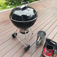Barbecue portable Weber Traveler au charbon de bois pour le camping en plein air avec thermomètre intégré dans le couvercle