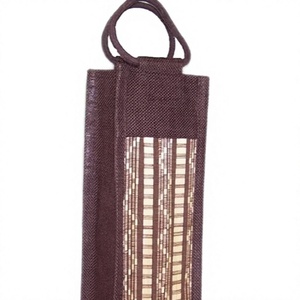 Sac fourre-tout en jute Lowell Craft vintage bohème pour bouteille de vin, réutilisable, avec poignée en canne et motif géométrique, de Delhi - Product Image 1