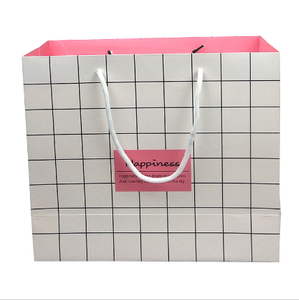 ถุงกระดาษลายทางสีชมพูอ่อนและสีขาวแบบกำหนดเองจากโรงงานจีนขายส่ง พร้อมหูหิ้วแบบผูกปม สำหรับร้านเสื้อผ้าแฟชั่น - Product Image 1