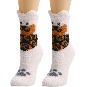 Chaussettes <span class=keywords><strong>de</strong></span> sol <span class=keywords><strong>de</strong></span> maison <span class=keywords><strong>de</strong></span> dessin animé pour femmes chaussettes <span class=keywords><strong>de</strong></span> sommeil <span class=keywords><strong>de</strong></span> lit <span class=keywords><strong>de</strong></span> Compression d'hiver confortables chaussettes <span class=keywords><strong>de</strong></span> couchage floues en velours corail <span class=keywords><strong>fantaisie</strong></span> antidérapantes - Product Image 4