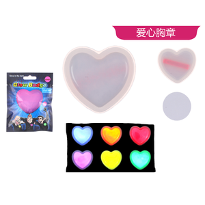 Ingrosso 6 colori Mix Glow in the Dark cuore distintivi divertimento bomboniere accessori Peiyong marca modello 60876 - Product Image 1