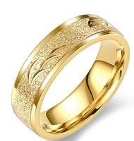 Vergoldeter Edelstahlring mit geprägtem Federmuster, breiter Bandring, mikropavé-Textur, Schmuck im Großhandel