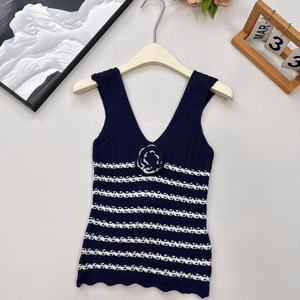 Camiseta sin mangas de punto con cuello en V, diseño a rayas y detalle de flor en 3D - Product Image 1