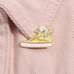 Pin de Esmalte con la Frase 'Every Step Is Growth', Insignia Metálica con Diseño de Zapatos de Dibujos Animados, Broche Inspirador para Solapa, Sombrero o Mochila, Regalo para el Regreso a Clases - Product Image 4