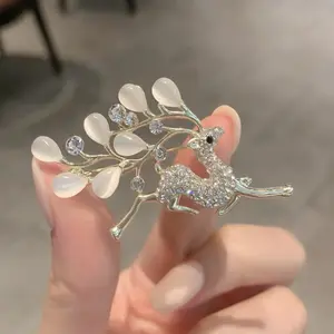 2022 New Fashion Crystal Deer spilla diversi disegni collare fibbia Pin donne eleganti spille fiore strass