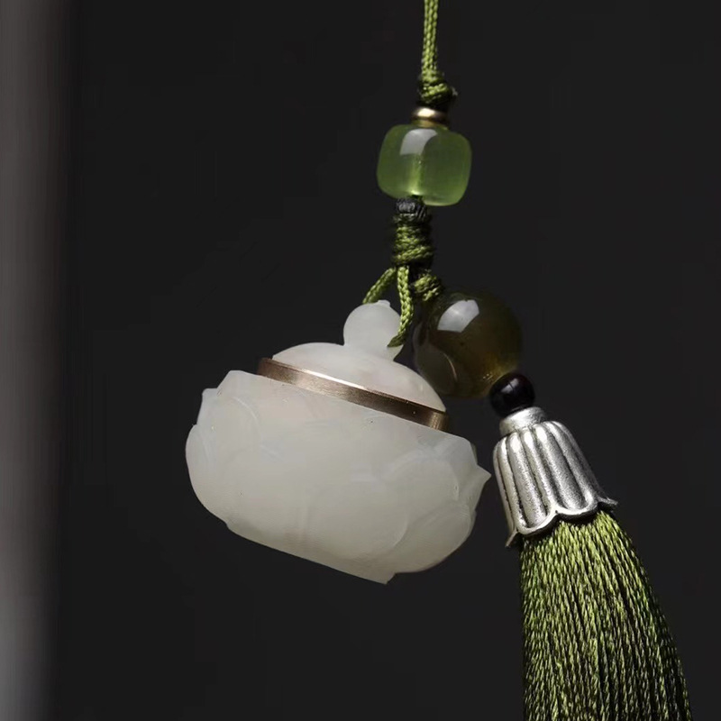 1. Pendentif de voiture sachet parfumé Lotus (comprend 2 pilules parfumées)
