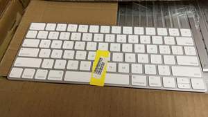 Magic Keyboard 2 (MLA22LL/A) A1644 Plateado, 78 Teclas, Inalámbrico BT, Capacitivo, Usado, para Portátil, Retroiluminación RGB, USB-C - Product Image 5