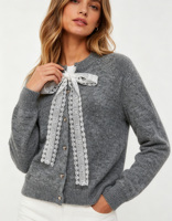 Cardigan confortable gris à col rond pour femme, élégant nœud en dentelle blanche avec boutons en forme de cœur, joli pull court en tricot, OEM/ODM