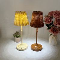 Lampe de table décorative LED simple sans fil à abat-jour en rotin, rechargeable, à intensité variable au toucher, style ferme vintage, pour décoration extérieure de restaurant