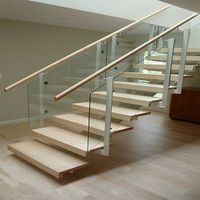 Escalier moderne personnalisé en tube carré avec surface antidérapante, garde-corps en verre pour usage résidentiel intérieur