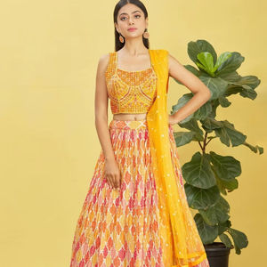 Charme jaune brodé travail Chinon fiançailles Lehenga Choli vêtements indiens et pakistanais - Product Image 1