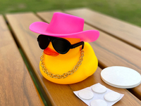 Accessoires de voiture cool avec collier de chapeau et lunettes de soleil, canard en caoutchouc, ornements de voiture, décorations de tableau de bord de voiture