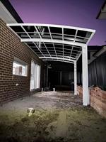 Cochera de Techo Plano con Estructura de Aluminio Resistente, Diseño Moderno e Impermeable para Entrada de Casa y Villa
