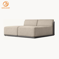Canapé-lit modulaire de luxe avec sommier en bois et coussin texturé en lin, profil bas, pour extérieur, idéal pour piscine en montagne.