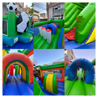 Château gonflable de football avec toboggan et aire de saut pour la location événementielle sportive