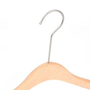 <span class=keywords><strong>Petit</strong></span> <span class=keywords><strong>cintre</strong></span> <span class=keywords><strong>en</strong></span> <span class=keywords><strong>bois</strong></span> personnalisé pour vêtements de bébé - Product Image 4