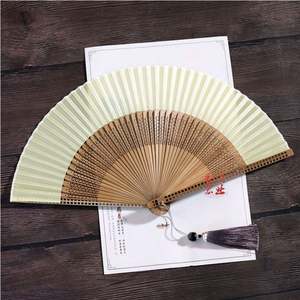 Abanico Plegable Portátil de Bambú Estilo Japonés Tradicional con Diseño de Fichas de Mahjong Pintadas para el Año Nuevo Chino, Danza Hanfu y Artesanía Cheongsam - Product Image 5