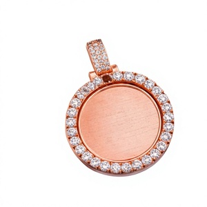 Collier Pendentif Hip Hop Géométrique Tendance en Argent 925 Plaqué Or avec Moissanite et Breloques Personnalisées avec Photo de Membre de la Famille - Product Image 1