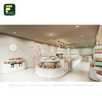 Aménagement intérieur personnalisé pour confiserie : Présentoirs modernes, étagères, îlots de présentation, vitrine LED, écologiques et robustes