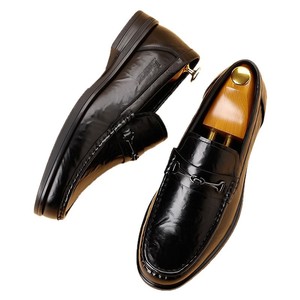 Mocassins pour hommes en cuir noir à bout rond, chaussures décontractées et élégantes à enfiler, semelle en caoutchouc, décorées d'une boucle, pour l'automne - Product Image 5