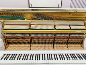 Piano Vertical Acústico Yamaha U3C de Lujo Profesional Blanco Usado con Estilo Mecánico - ¡Gran Oferta! - Product Image 2