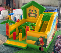 Aire de jeux gonflable tropicale avec toboggan, parcours d'obstacles et zone de saut pour enfants, usage commercial