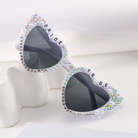Lunettes de soleil de mariage pour mariée et demoiselle d'honneur, en forme de cœur perlé, en forme de lettre, en PC, faites à la main, vintage, unisexe, pour fête d'anniversaire