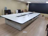 Table de conférence de salle de contrôle modulaire moderne |   Centre de commande personnalisé avec gestion des câbles, durable, en acier laminé à froid, pour l'école