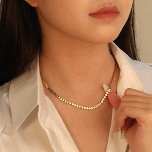 Collar de cadena de acero inoxidable a la moda para mujer, chapado en oro de 18k, impermeable, con borlas y diseño de espina de pescado - Product Image 1