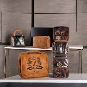 Logotipo personalizado de gran capacidad Retro Literatura Corona Patrón de letras Cierre de cremallera Diseño de moda Colgando PU Tote Bolsa de cosméticos - Product Image 5