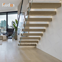 Escalier moderne en porte-à-faux avec éclairage LED, rampe en bois clair et en verre, intérieur de maison de luxe personnalisable