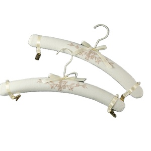 Blanc personnalisé broderie tissu <span class=keywords><strong>cintre</strong></span> <span class=keywords><strong>satin</strong></span> vêtements cintres - Product Image 1