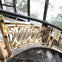 Rampe d'escalier spirale incurvée DIY en bois massif et alliage d'aluminium doré pour villas de luxe et complexes hôteliers