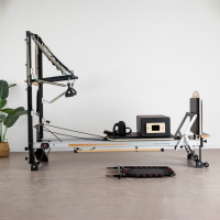 Vente directe usine : Reformer Pilates en cuir microfibre avec tour, machine Reformer en alliage d'aluminium réglable pour usage en studio