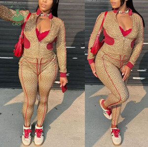 Bộ đồ nữ thời trang 2025 gồm áo khoác dài tay có khóa kéo và quần ống rộng in họa tiết báo - Product Image 1