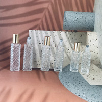 Vente en gros 12ml 14ml Bouteilles en verre à bille à cannelures moletées rectangulaires transparentes avec bouchons dorés pour huiles essentielles