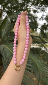 Collier ras du cou tendance en perles d'agate rose plaqué or 18 carats et véritables perles baroques en pierre naturelle, idéal pour l'été – Cadeau de haute qualité - Product Image 5