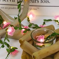 Vignes de fleurs avec guirlande lumineuse 30 LED à distance guirlande à piles pour décorations de Noël de chambre à coucher (fleur de cerisier)