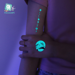 Autocollant de <span class=keywords><strong>tatouage</strong></span> lumineux bleu avec étoile de lune de montagne brillant dans le <span class=keywords><strong>tatouage</strong></span> imperméable sombre temporaire - Product Image 3
