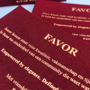 Invitaciones de Boda Personalizadas en Terciopelo Rojo con Impresión en Dorado, Sobres de Terciopelo con Acabado Brillante y Autoadhesivos, y Tarjetas de Agradecimiento - Product Image 3